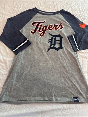 Nike Medium Detroit Tigers Gray & Navy Raglan Tee with Orange Accents